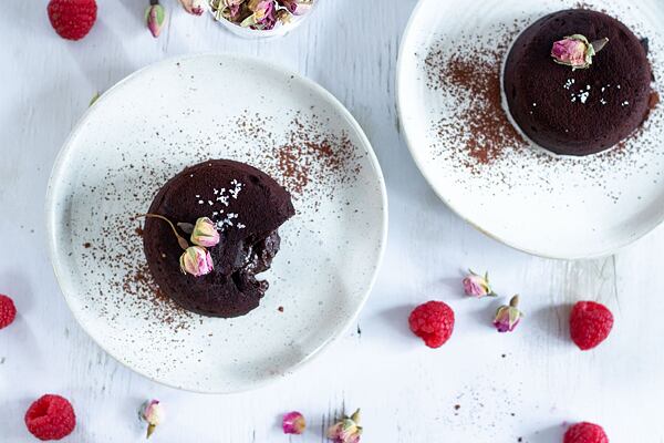 Špetka mořské soli zvýrazní už tak bohatou chuť čokolády. Maliny dodají dortíku šmrnc a pozvednou Lava Cake ke hvězdám!