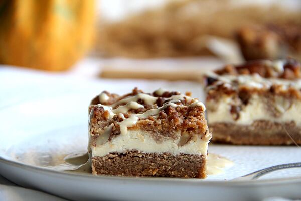 Na závěr můžete cheesecake řezy ozdobit třeba bílou čokoládou. Recept na cheesecake řezy s pekanovými ořechy