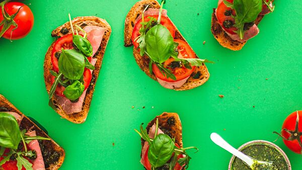 Pesto z medvědího česněku si dokonale rozumí s topinkami. Už jste tuto kombinaci zkoušeli? topinky s pestem