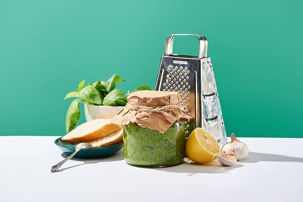Hotové pesto zalijte olejem a sklenici dobře zavíčkujte. ingredience pro pripravu pesta