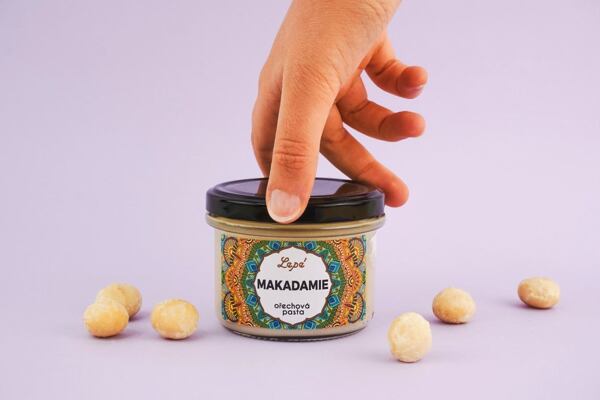 Vylepšete svoji ranní kaši máslem z makadamových oříšků od českého výrobce. Ořechová pasta